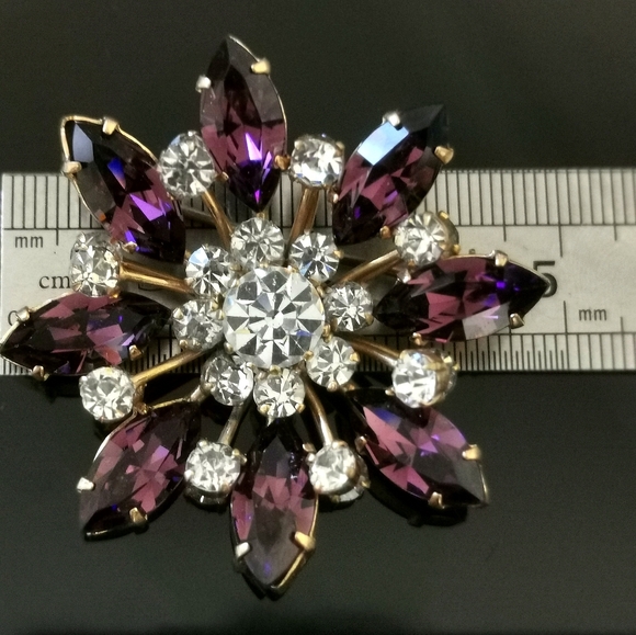 Vintage Austrian flower brooch with amethyst and clear rhinestones - Picture 4 of 8
